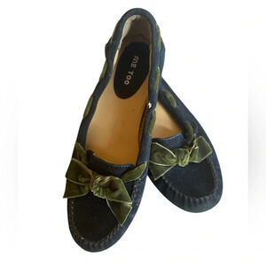 Me Too Women’s Navy Blue Suede Moccasin Flats with Green Velvet Bow Size 7